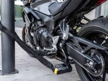 Antivol moto sra pas cher : les critères pour sécuriser votre deux-roues
