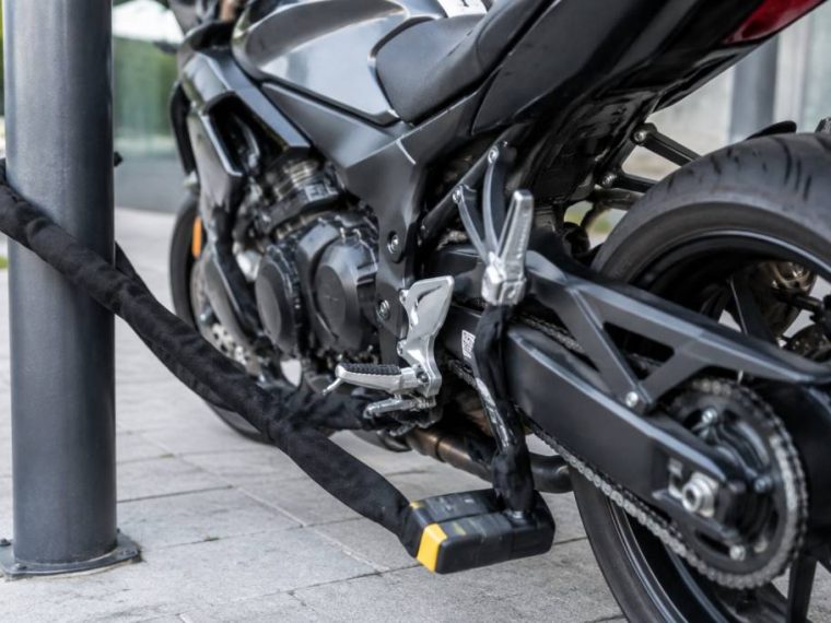 Antivol moto sra pas cher : les critères pour sécuriser votre deux-roues