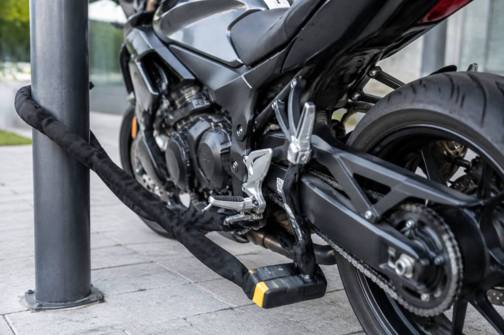 Antivol moto sra pas cher : les critères pour sécuriser votre deux-roues
