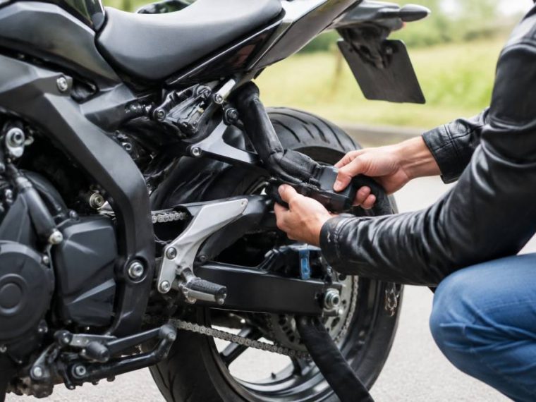 Chaine SRA : comment choisir un antivol moto résistant et homologué