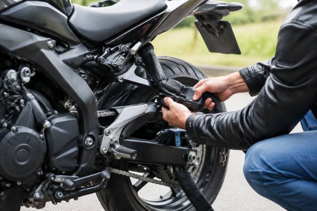 Chaine SRA : comment choisir un antivol moto résistant et homologué