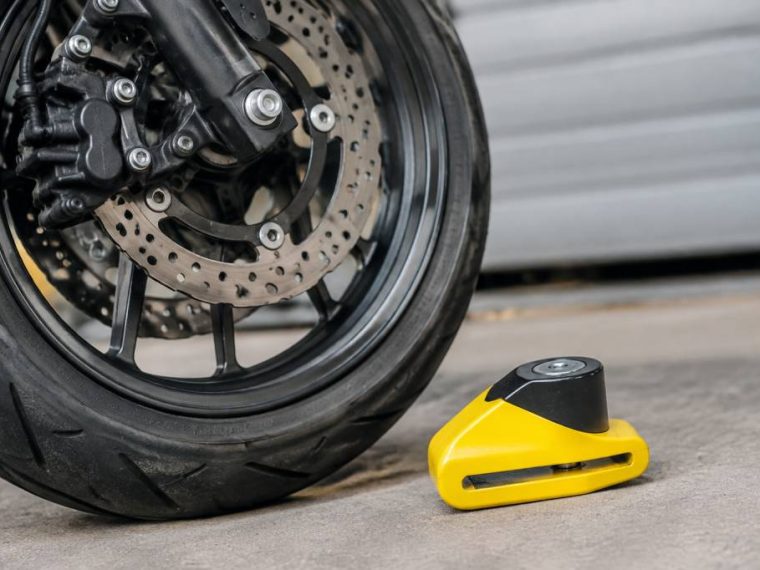 Antivol moto bloque disque : comparatif des modèles efficaces au quotidien