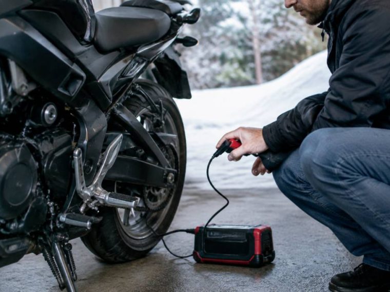 Chargeur batterie moto hiver : les solutions pour préserver votre batterie