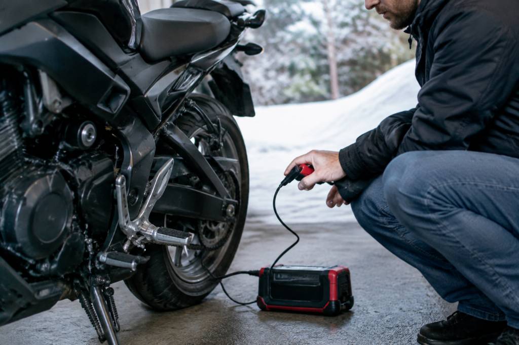 Chargeur batterie moto hiver : les solutions pour préserver votre batterie